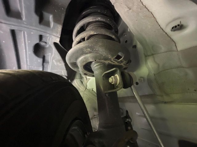 お車を安心してお乗りいただく為には、足回りの定期点検が欠かせません。サービスサポート（有償保証）では無料点検もご提供しており、安心のカーライフをお過ごしいただけるサポート体制が整っています。