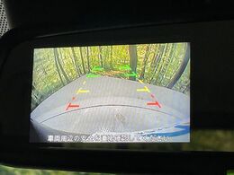 【バックカメラ】駐車時に後方がリアルタイム映像で確認できます。大型商業施設や立体駐車場での駐車時や、夜間のバック時に大活躍！運転スキルに関わらず、今や必須となった装備のひとつです！