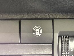 【エマージェンシーブレーキ】走行中に前方の車両等を認識し、衝突しそうな時は警報とブレーキで衝突回避と被害軽減をアシスト。より安全にドライブをお楽しみいただけます。