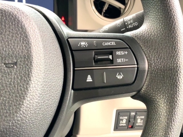 クルーズコントロールを装備しています。高速道路などで一定の速度で走ってくれるので運転が楽ですよ！速度を設定できますので、スピードの出しすぎにも注意できます。