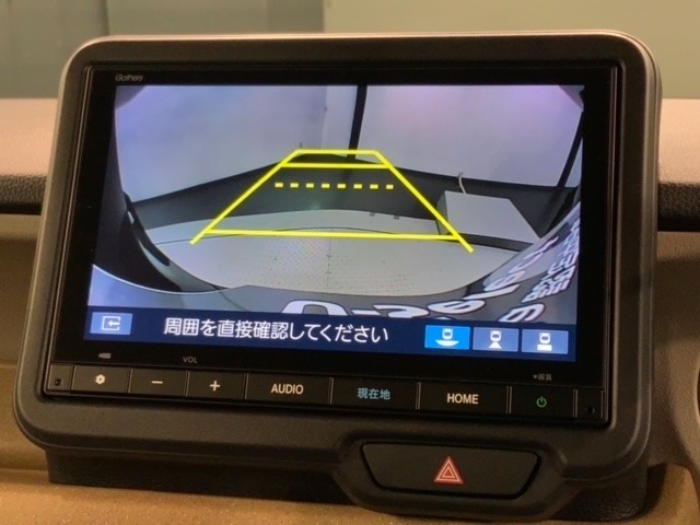 リバースギアに入れるだけで後方の表示へ切り替わります。夜間や雨の日の駐車も楽になりますよ。