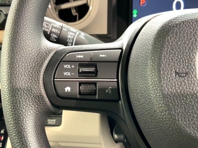 ステアリングにオーディオ操作スイッチが付いています。オーディオ画面に直接タッチしなくても操作が出来ますので、運転に集中できます。