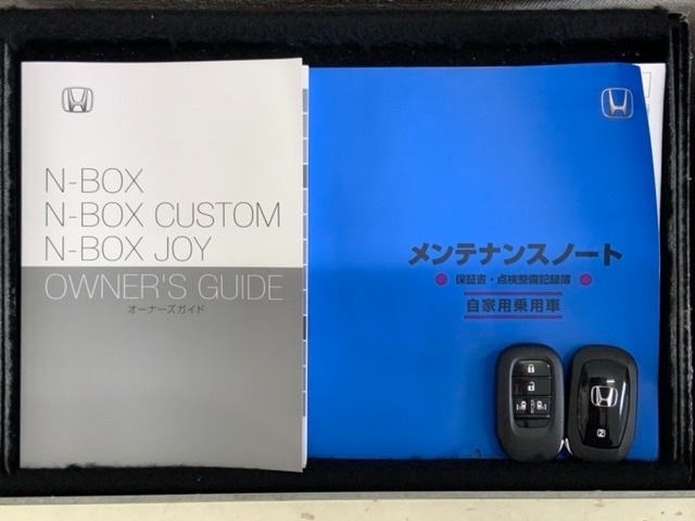 スマートキーは鍵をバッグに入れたままでもドアロックの開閉やエンジンのON・OFFができます。夜間や雨の日も鍵を探さなくて良いので便利です。
