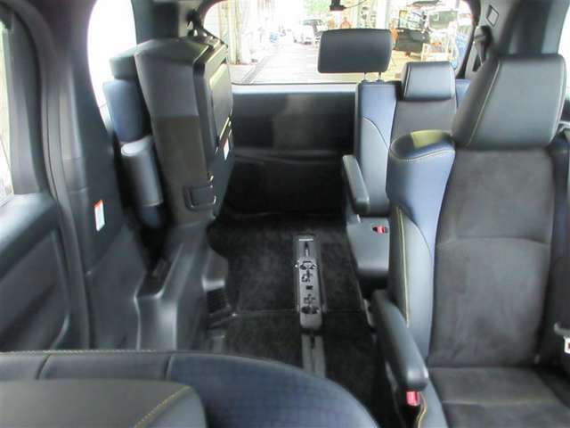 3列目シートは跳ね上げ式で折りたたみ可能です。キャンプ用品など大きな荷物もばっちり収納可能です！
