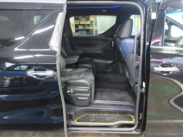 両側パワースライドドア付きだから、狭い駐車スペースなどでの 乗り降りラクラク！小さなお子さまのいるご家庭には嬉しい装備。