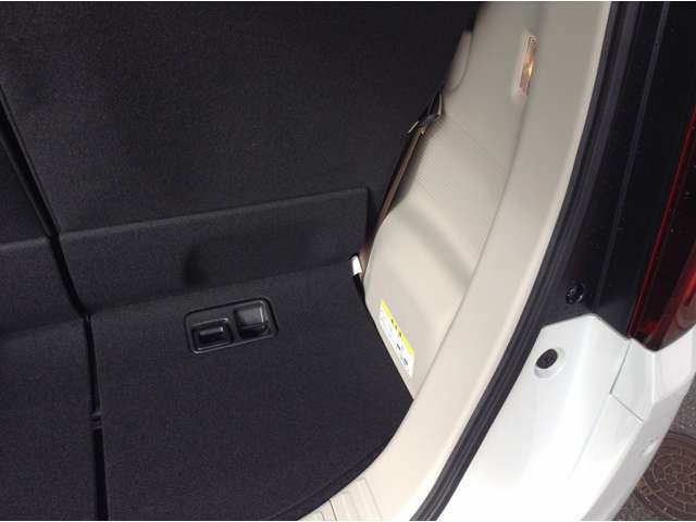 シートをスライドすると大きな荷物も楽々搭載できます。