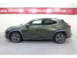 レクサスUX200バージョンLになります。