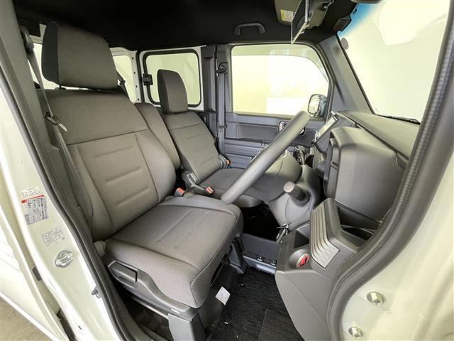 【運転席】座り心地が良いシートなので長時間の運転でも快適にお過ごしいただけます。新品のフロアマットのご注文も可能です。掲載箇所以外にご希望の写真がございましたらお気軽にお問い合わせ下さい。