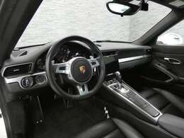 綺麗な外装色ホワイトにアドバンレーシング製20インチホイール＆レッドペイントブレーキキャリパーがお洒落なエクステリアを演出！！