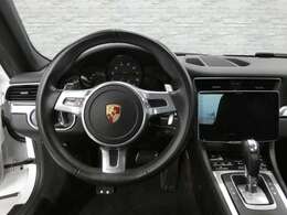 室内は使用感も少なく高級感漂うアルカンターラルーフライニングに落ち着いたブラックレザーシート