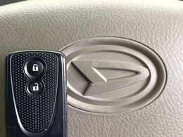 【キーフリーシステム】カバンやポケットに入れたままでもドアの施錠・解錠が可能なスマートキーを装備。エンジンのオン・オフ時もカギを取り出す必要が無いからとっても便利です♪