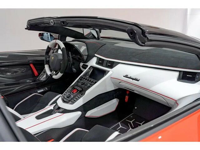 ■Ad Personam Interior rosso × Bianco ■Electric and heated comfort seats with carbon details ■Seat Belts Rosso Alala ■Visibility and light package
