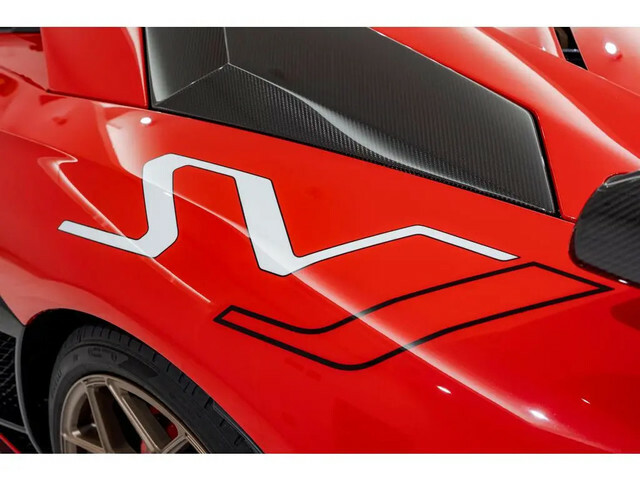 ■Rosso Mars ■Leirion forged 20/21 bronze ■SVJ logo - Bianco Isi (painted)  ■Rocker cover in carbon shiny ■Exterior details in carbon shiny