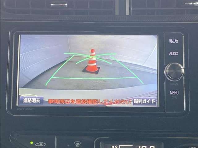 バックモニター付きです。車の後方に小型カメラが付いており、バックする際の後方の様子をモニター上に表示します。