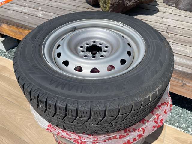 ●夏：ホイールカバー付き純正アルミホイール　195/65-15　2024年製　7mm　　　　　●［別途］冬：社外アルミホイール付き　195/65-15　2020年製　5mm　税込28，000円販売可♪