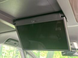 【14型有機ELフリップダウン】三列目からでも迫力のエンタメが観れる大画面フリップダウン。有機ELのモニターでは、一般的なフリップダウンよりも高コントラストでキレイな映像を楽しめます。