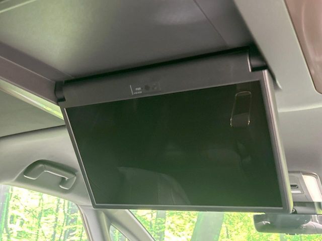 【14型有機ELフリップダウン】三列目からでも迫力のエンタメが観れる大画面フリップダウン。有機ELのモニターでは、一般的なフリップダウンよりも高コントラストでキレイな映像を楽しめます。