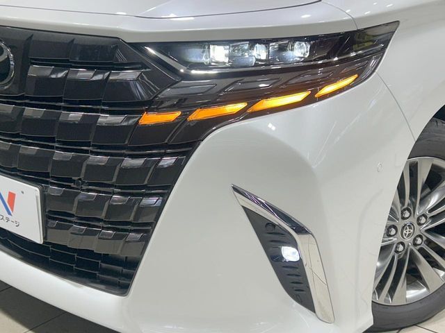 【LEDヘッドライト】悪天候や夜間走行時も良好な視界を確保し安心して運転できる高輝度LEDヘッドライトを装備！点灯速度が早く、消費電力も抑えられています。