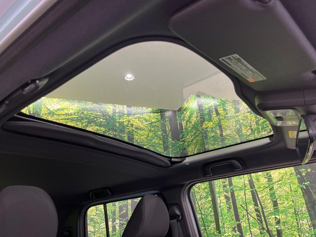 【ガラスルーフ】ガラスルーフ搭載で車内の解放感が一気にアップ！開放的なドライブをお楽しみいただけます。