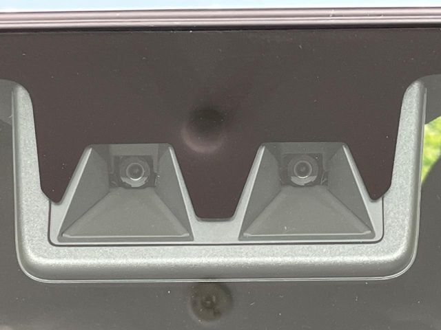 【スマートアシスト】走行中に前方の車両等を認識し、衝突しそうな時は警報とブレーキで衝突回避と被害軽減をアシスト。より安全にドライブをお楽しみいただけます。