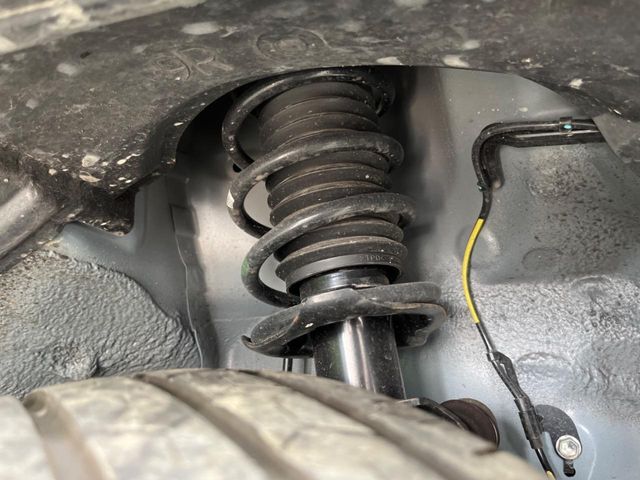 お車を安心してお乗りいただく為には、足回りの定期点検が欠かせません。サービスサポート（有償保証）では無料点検もご提供しており、安心のカーライフをお過ごしいただけるサポート体制が整っています。