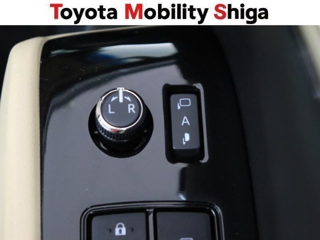 駐車時に便利なスマ-トキ-連動オ-ト格納式ドアミラーを装備しています。施錠すると自動的にドアミラーを格納する便利な機能です！