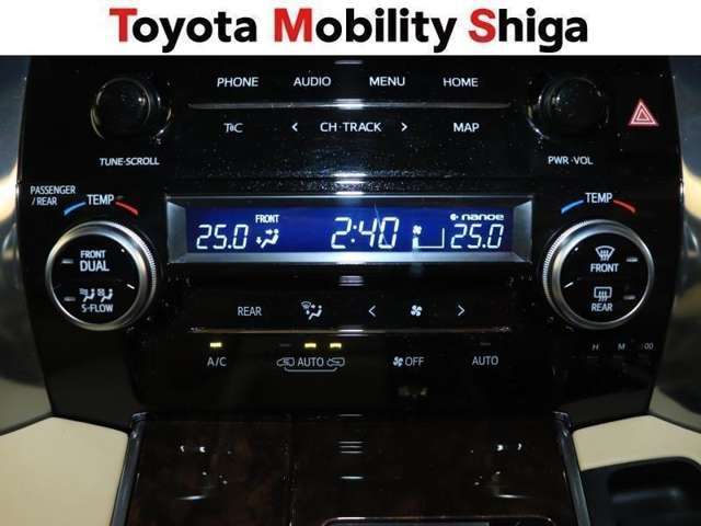 左右独立で温度調節ができるオートエアコンを装着しておりますのでドライブも快適に楽しめます！