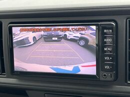【バックカメラ】駐車時に後方がリアルタイム映像で確認できます。大型商業施設や立体駐車場での駐車時や、夜間のバック時に大活躍！運転スキルに関わらず、今や必須となった装備のひとつです！