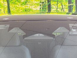 【アイサイトVer2】前方の車両等を検知し、衝突しそうな時は警報で注意を促し、ブレーキを踏む力をサポート。ブレーキを踏めなかった場合は衝突被害軽減ブレーキが作動、衝突回避をサポートします。