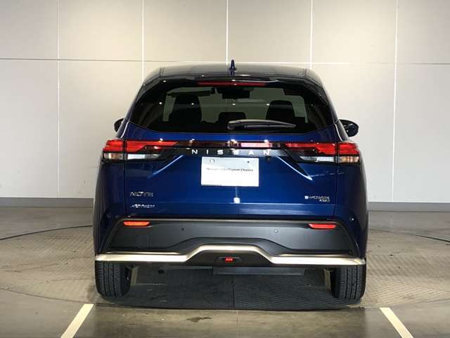 前・後方に車両や壁などの障害物がある場合、クルマが誤操作を察知して、衝突を未然に防ぎます。