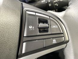 【アダプティブクルーズコントロール】高速道路での長距離走行が楽に！！自動で速度を保つクルーズコントロールが、衝突軽減システムと連携し、前方の車両を感知して車間を保つように速度調節してくれます！！