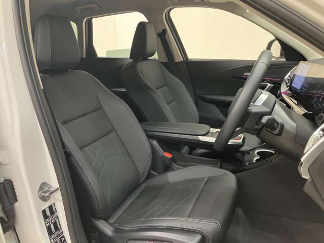 【コックピットシート】BMW車の主役席。車体中央にくる様に配置し車両重心とが一致する事でドライバーと車との一体感あるドライビングを実現。人間工学に基づき形成した形状が長時間のドライブ疲労も軽減します！