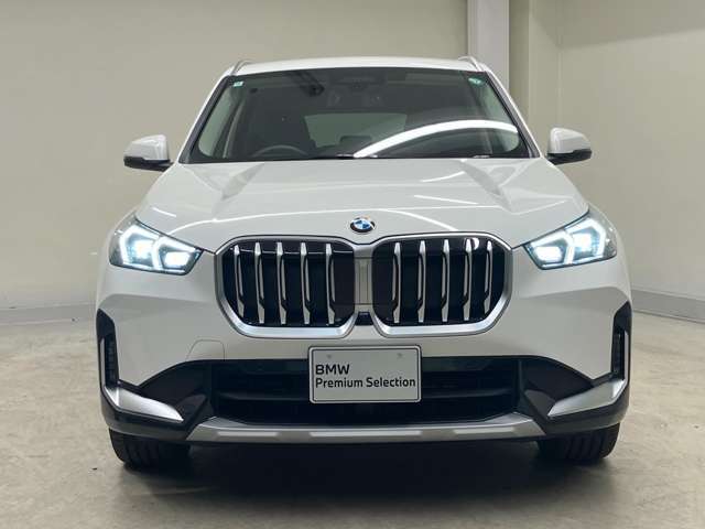 【キドニーグリル】BMWは約90年もの間、ほぼ全ての車両にひと目でBMWだと分かるこの特徴的なフロントグリルが備えられ、デザイン・アイコンとして親しまれてきました。