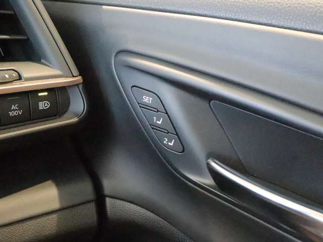 シートメモリースイッチ・シートポジションを記憶をさせることが出来ます☆運転される方によってポジションをそれぞれ記憶させることが出来ますのでボタンを押すだけでいつでも最適なポジションに戻せます☆