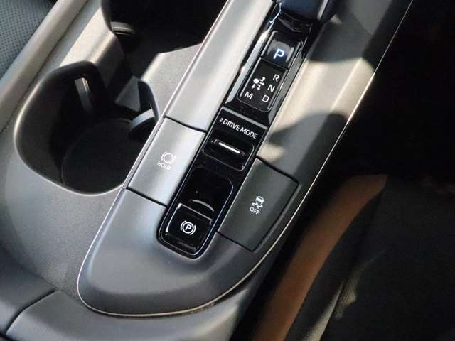 電動パーキングブレーキとブレーキホールドも装備しています☆