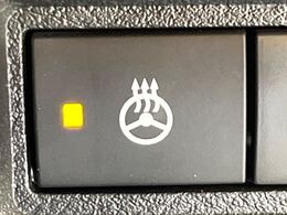 【ステアリングヒーター】冬場に冷たくなりやすい革巻きステアリングを、スイッチ一つで素早く適温に！エアコンよりも早く温まってくれるので、寒い日の運転も快適になりますね♪