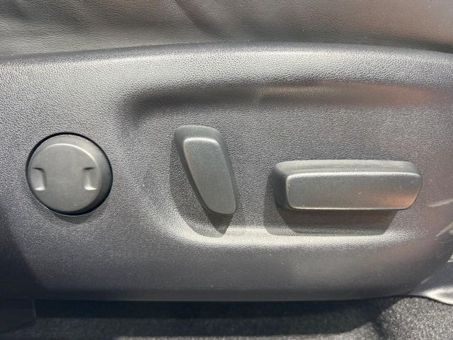 【パワーシート】スイッチ一つで簡単にシートの微調整が可能！電動だから力もいりません！快適なシートポジションにセットして、快適なドライブをお楽しみください。