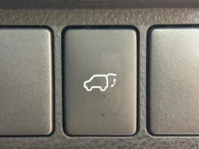 【パワーバックドア】スマートキーや運転席のボタンを押すだけでリアゲートが自動で開閉します！荷物を持っている時や、高い位置にあるバックドアを閉める際に便利な機能です♪