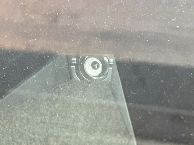 【トヨタセーフティセンス】走行中に前方の車両等を認識し、衝突しそうな時は警報とブレーキで衝突回避と被害軽減をアシスト。より安全にドライブをお楽しみいただけます。