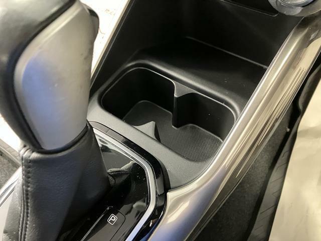 運転席・助手席間に固定式ドリンクホルダーがあります。
