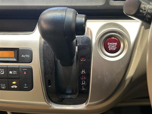 【前席中央】新大宮バイパス沿のW！のマークが目印です♪ 在庫台数180~200台の大型展示場で主要メーカーのお車の中からお車をお選びいただけます。 敷地内の試乗も可能です！！