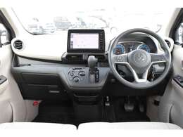 インパネシフトですので、運転席足元もゆったり、広々快適です♪助手席へのウォークスルーも楽々可能！