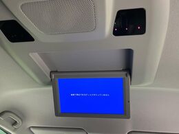 【フリップダウンモニター】大画面モニターで後席でもエンタメをお楽しみいただけます。小さなお子様にも大人気の装備です♪