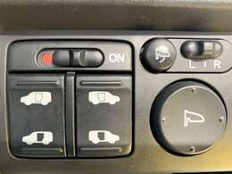 両側自動ドアのスイッチも運転席にあります！安全確認をしながらの操作が出来ますので、小さなお子様がいても安心ですよ！