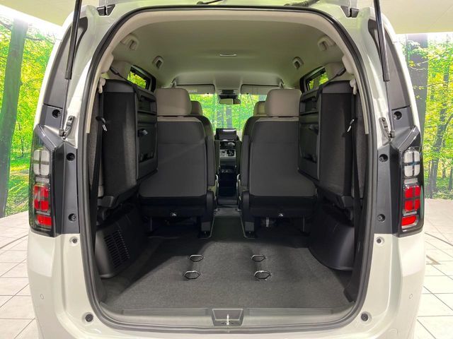 普段のお買い物や通勤、送迎等に十分な荷室スペースを確保しております。セカンドシートを倒すと、大きな荷物の積載も可能です♪