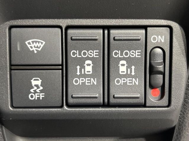 【両側パワースライドドア】スマートキーや運転席のスイッチで後席両側スライドドアの開閉が可能♪電動だから力を入れてドアを開ける必要が無く、小さなお子様でも簡単に開け閉めでき快適です♪