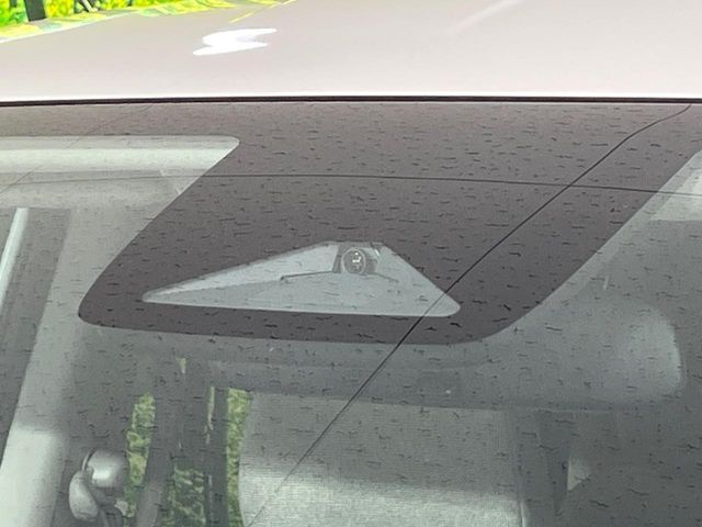 【ホンダセンシング】走行中に前方の車両等を認識し、衝突しそうな時は警報とブレーキで衝突回避と被害軽減をアシスト。より安全にドライブをお楽しみいただけます。