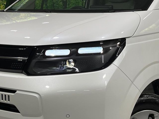 【LEDヘッドライト】悪天候や夜間走行時も良好な視界を確保し安心して運転できる高輝度LEDヘッドライトを装備！点灯速度が早く、消費電力も抑えられています。