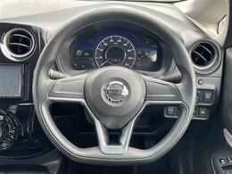 【ステアリング】軽い力で扱いやすいハンドルです。目立つ傷やスレなどなく綺麗な状態です！除菌プランいれていただくとさらに快適に！清潔なお車はお子様にも安心ですね！