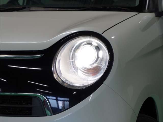 【ヘッドライト】明るく運転しやすいディスチャージヘッドライトです。明るく照らすので暗い夜道からお客様を守ってくれます。